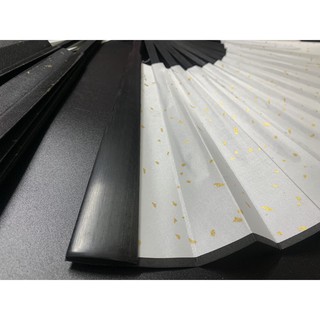 Quạt cổ trang xếp lụa nan đen đốm vàng