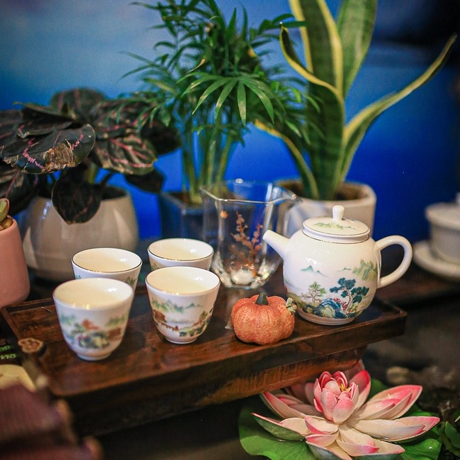 Ấm sứ pha trà hoạ tiết sơn thuỷ đồng quê, chất men ấm đẹp, dòng sứ Cảnh Đức. mã: TPC0021