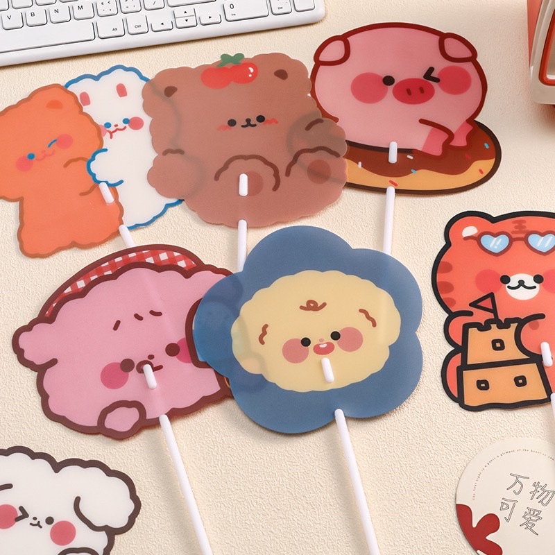 Quạt mini cán tròn dài, hình dễ thương hàn quốc -Quạt nhựa cầm tay nhiều hình