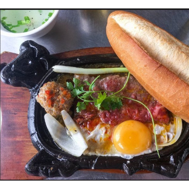 Chảo gang chống dính làm bò né kèm đế lót gỗ - Chão gang làm bò bít tết phủ lớp chống dính hình con bò có kèm đế gỗ