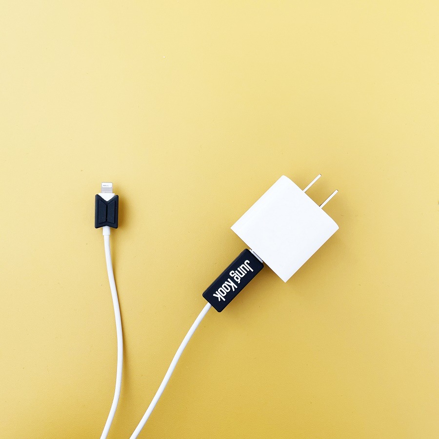 Set 2 Phụ Kiện Bảo Vệ Dây Cáp Sạc / Tai Nghe In Hình Nhóm Nhạc BTS