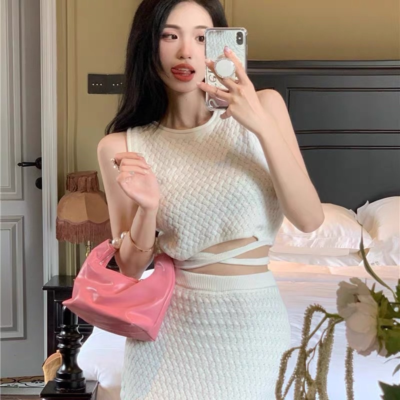 Set áo ba lỗ buộc dây+ chân váy dài màu trắng