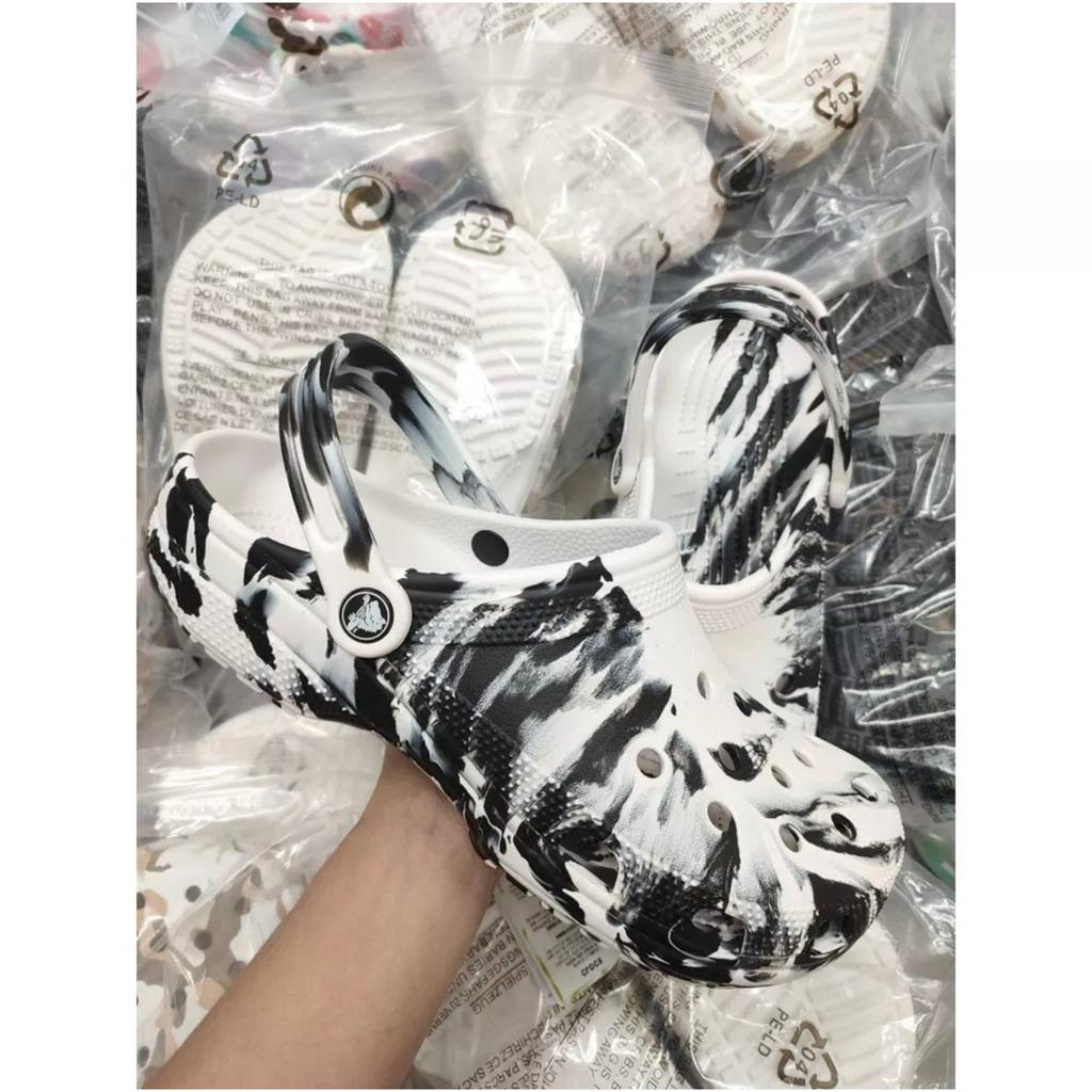 Sục Platform Classic Crocs Marbled Đen Loang Kèm Charm