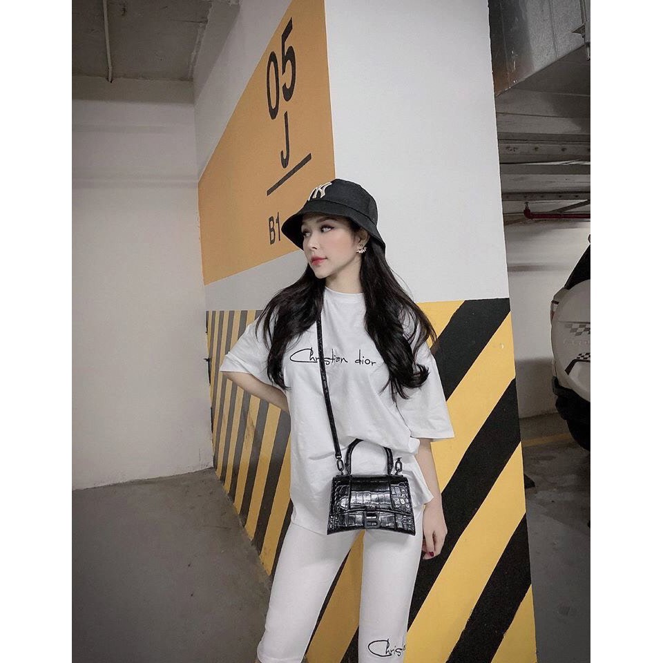 Sét bộ chữ kí lửng thêu, bộ thể thao nữ đẹp | BigBuy360 - bigbuy360.vn