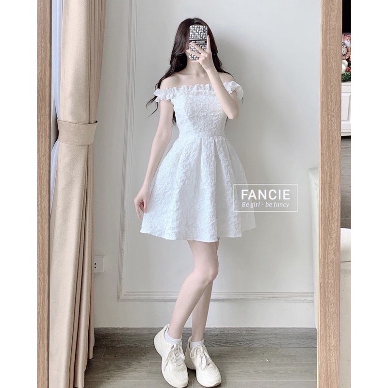 Váy trắng, chất gấm xốp, trễ vai bèo, họa tiết dập nổi. Đầm dạo phố xinh xắn - Tulyp Dress