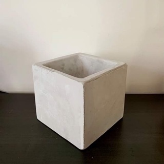 Chậu xi-măng vuông