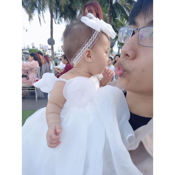 Váy công chúa hoa hồng gắn ngực