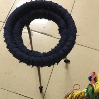 Khung sắt có 3 chân sz 30cm +5 màu chỉ tơ tằm