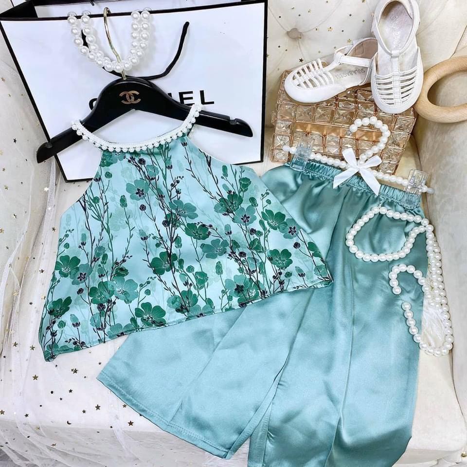 Bộ lụa hoa mai cổ yếm bé gái