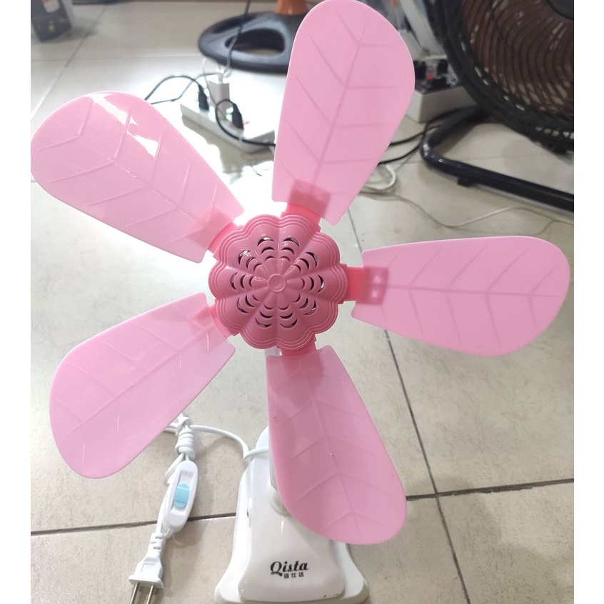 Quạt kẹp bàn mini gồm 5 cánh đầu quạt xoay được
