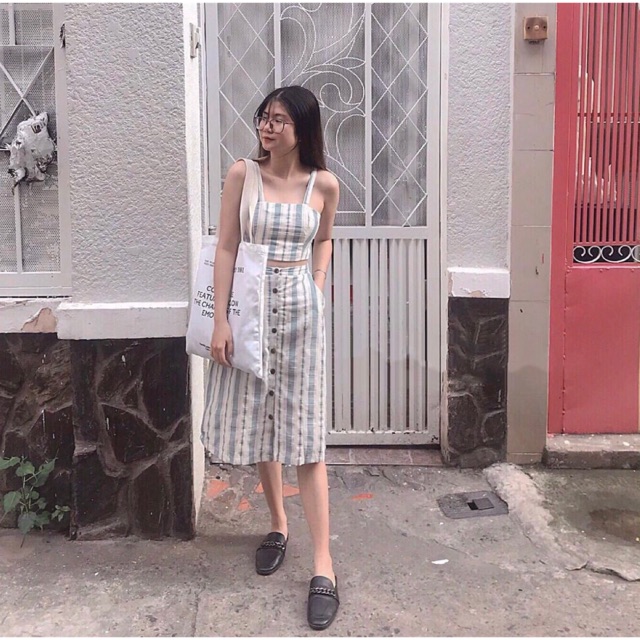 Set áo crop sọc chân váy dài.