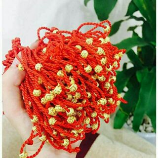 Vòng chỉ đỏ mix bi cát bạc mạ vàng 6 li