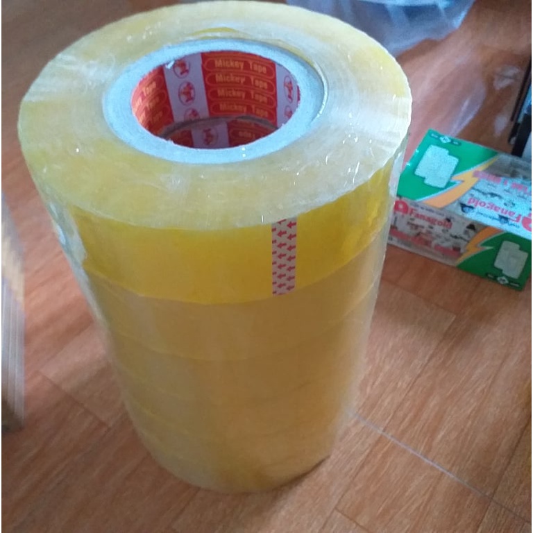 Một cây băng dính dùng trong việc đóng hàng,dán thùng nhà trường,dân văn phòng .