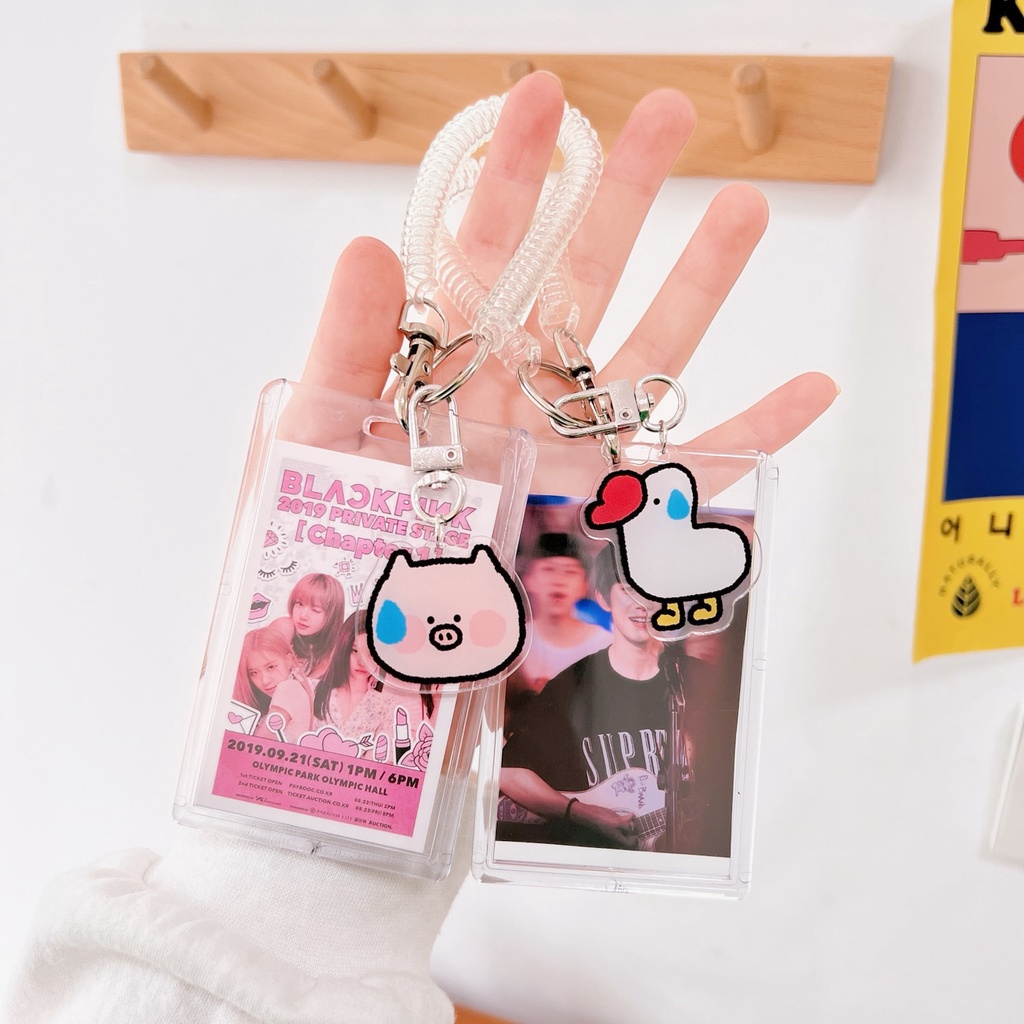 Dây Đeo Thẻ Móc Khóa Nhựa Cứng Lò Xo Đựng Ảnh Card Holder Kèm Charm