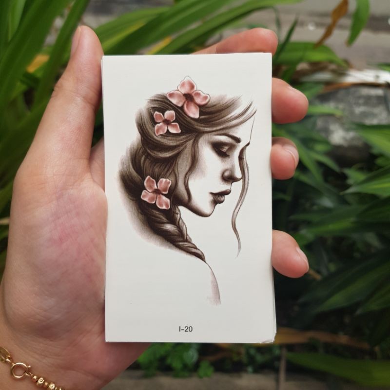 Hình xăm tatoo cô gái cài hoa i20. Xăm dán tatoo mini tạm thời, size &lt;10x6cm