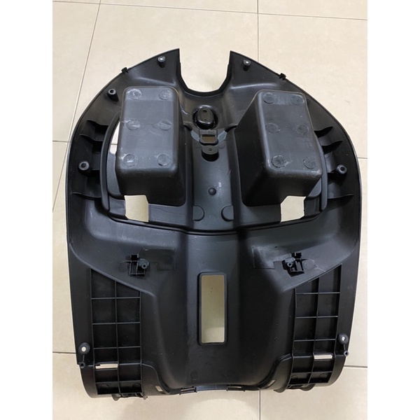 Hộp dụng cụ xe điện Vespa, Bộ ốp gáy sau xe điện Vespa