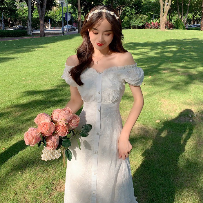 (HÀNG SẴN) Váy ren hoa trắng trễ vai cài dọc khuy điệu đà gợi cảm nhún bèo đuôi cá | BigBuy360 - bigbuy360.vn