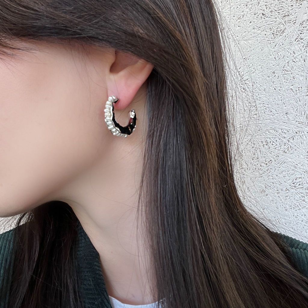 Khuyên tai tròn gợn sóng bất đối xứng phối ngọc trai phong cách retro hiphop 19A1552