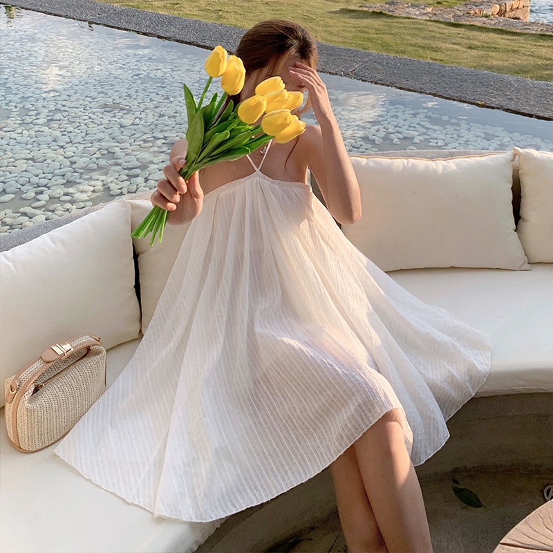 Váy yếm trắng đi biển hở lưng chéo dây mẫu mới 2021