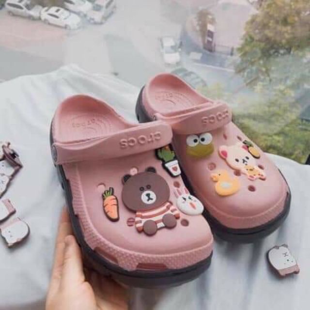 dép Cross khủng long busy unisex hồng đế răng cưa full hồng đế  nâu tặng kèm 12 sticker gắn dép cross