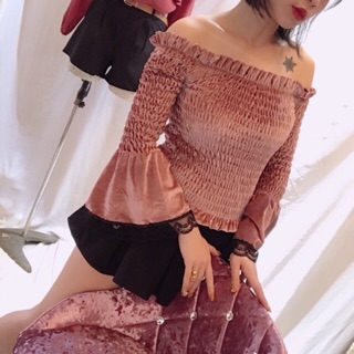 Áo nhung trễ vai tay xoè pha ren