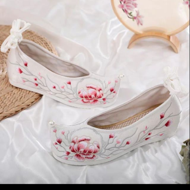 Giày thêu cổ trang cao 3cm