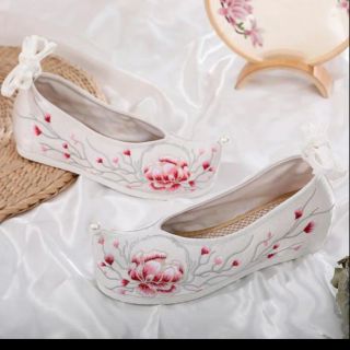 Giày thêu cổ trang cao 3cm