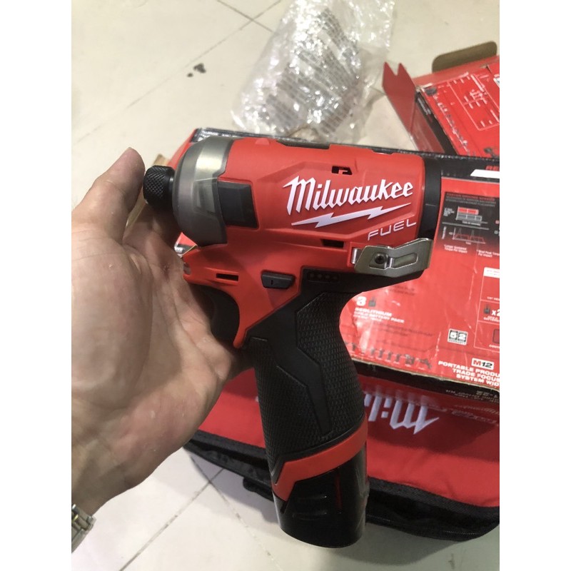 búa dầu milwaukee m12 2551-22