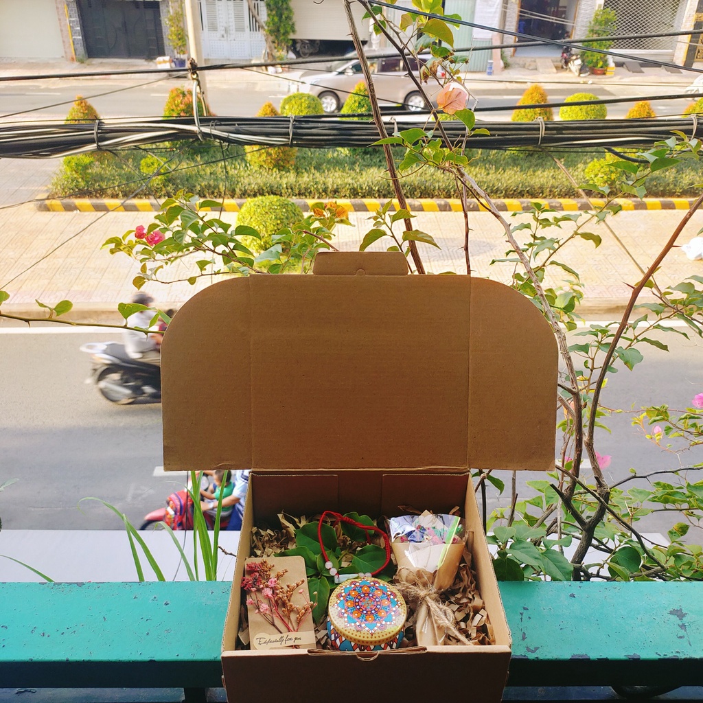Quà tặng em gái, chị gái, quà sinh nhật gồm nến thơm, hoa khô, vòng tay, thiệp