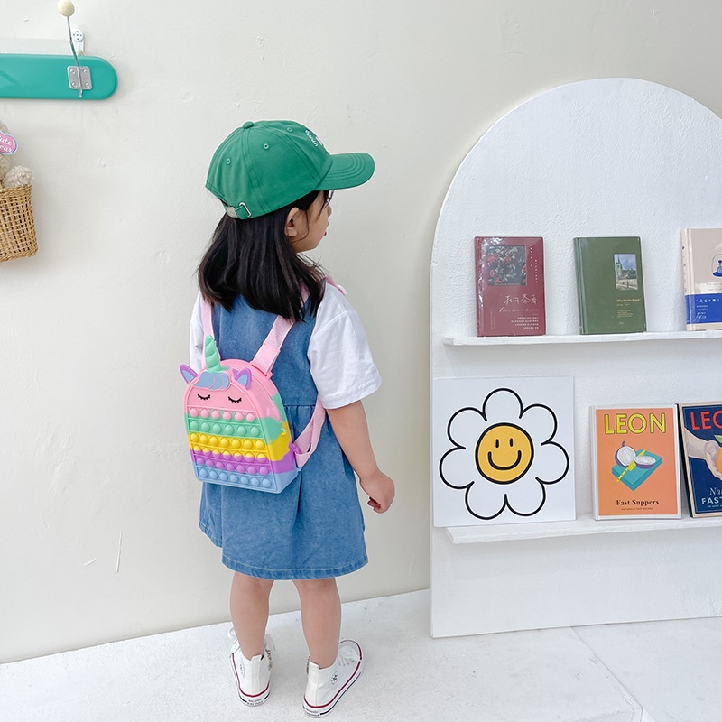 Balo đi học đeo vai gắn đồ chơi giải tỏa in hình kỳ lân 2 trong 1 dễ điều chỉnh cho trẻ nhỏ