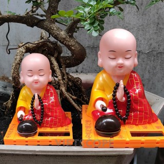 Tượng phật lắc đầu trang trí xe ô tô sử dụng năng lượng mặt trời Tượng may mắn Thầy Chùa Gõ Mỏ Tụng Kinh để bàn