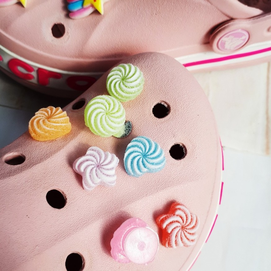 STICKER / JiBITZ GẮN DÉP CROC hình viên Kẹo Xoáy phủ đường