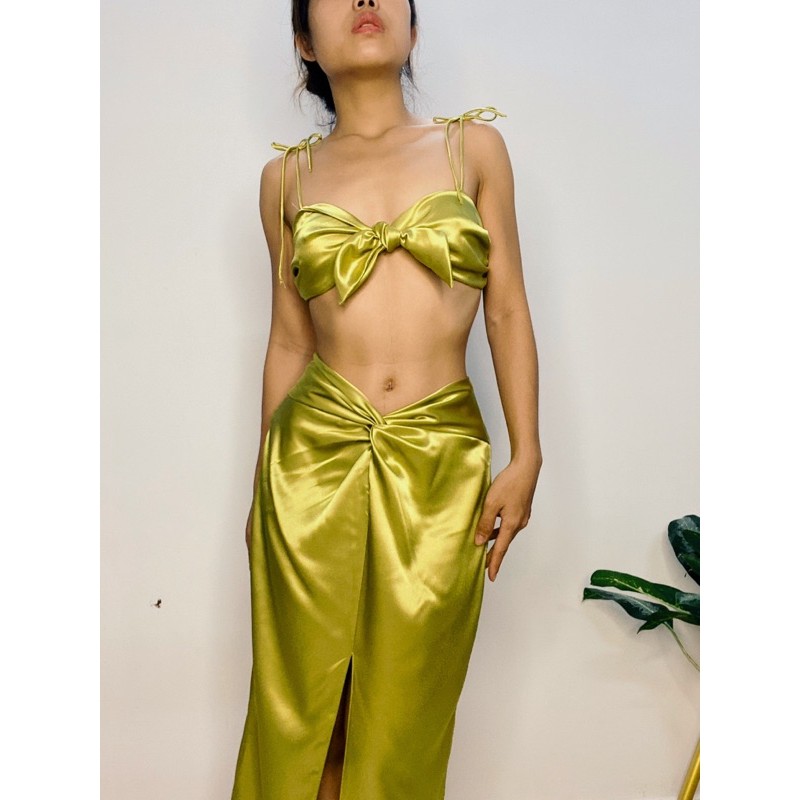 set lụa đi biển váy xoắn eo