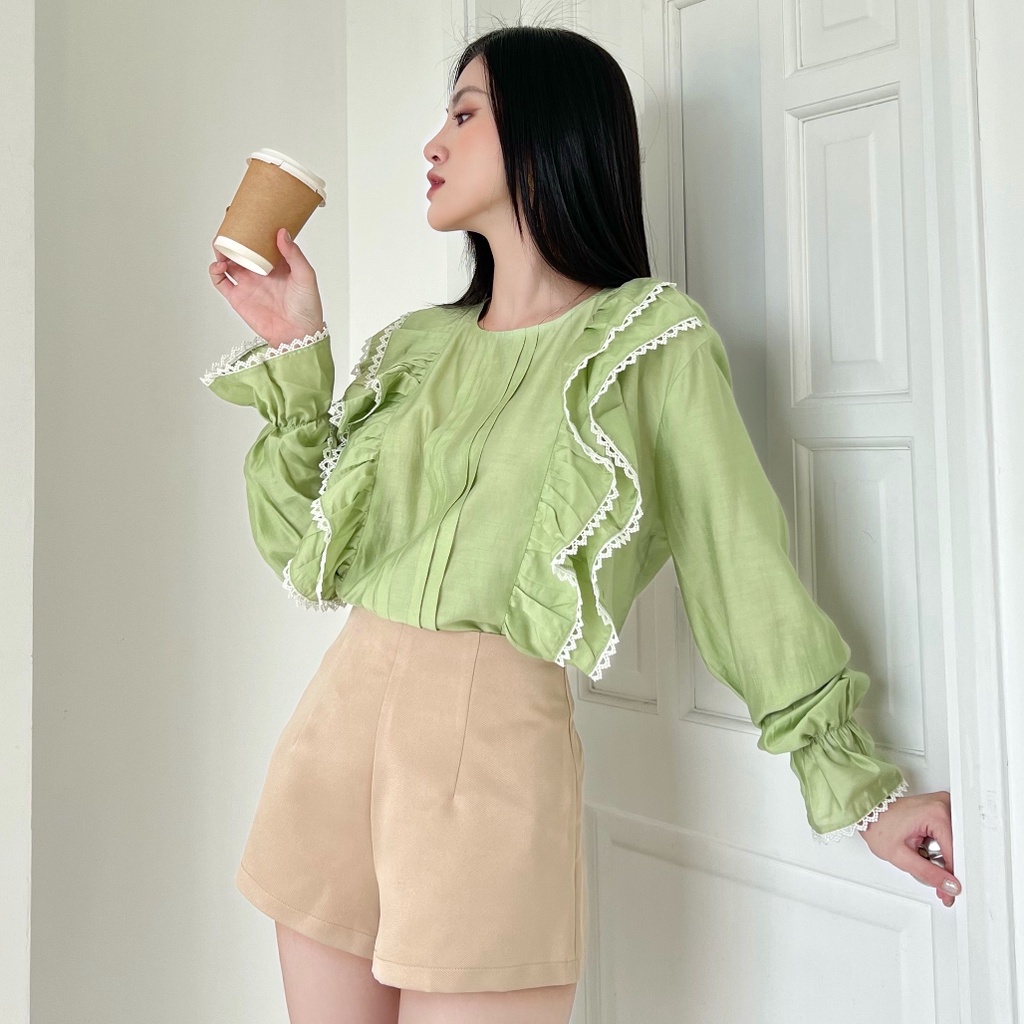 KIOBI - Áo kiểu Ninara form suông rộng, cổ tròn, tay phồng nhún bèo, bèo ngực viền ren,vải tơ mịn xanh bơ - KIA224346XB