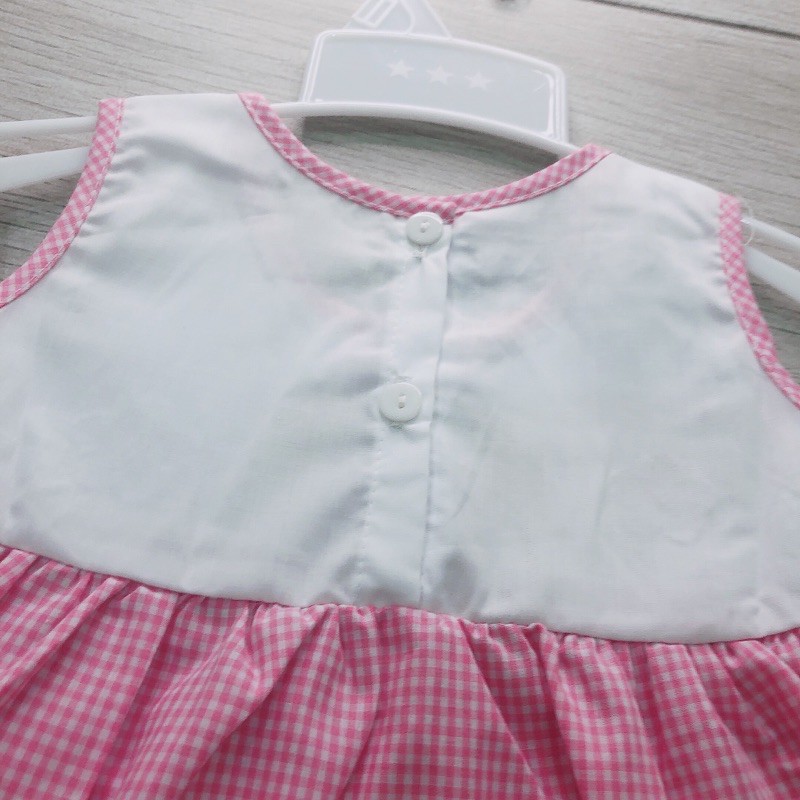 Đầm váy sơ sinh bé gái tặng kèm quần, vải kate caro, thêu vi tính hình baby, dành cho bé từ 0-24 tháng tuổi.