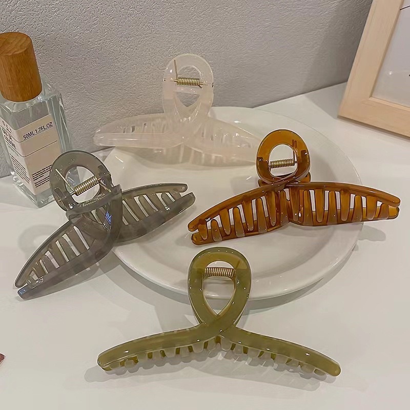 Cặp tóc càng cua dịu dàng