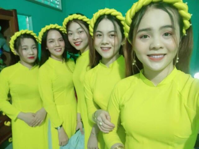 Áo dài bưng mâm vàng