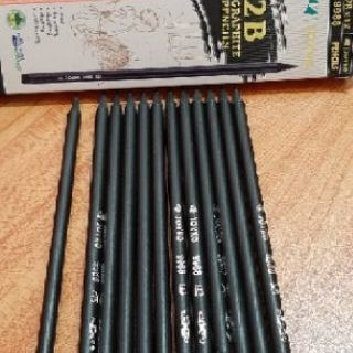 1 hộp chì thân đen .