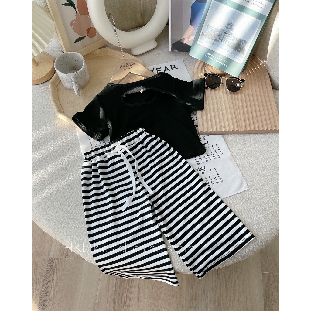 Bộ áo đen cut quần kẻ loe bé gái