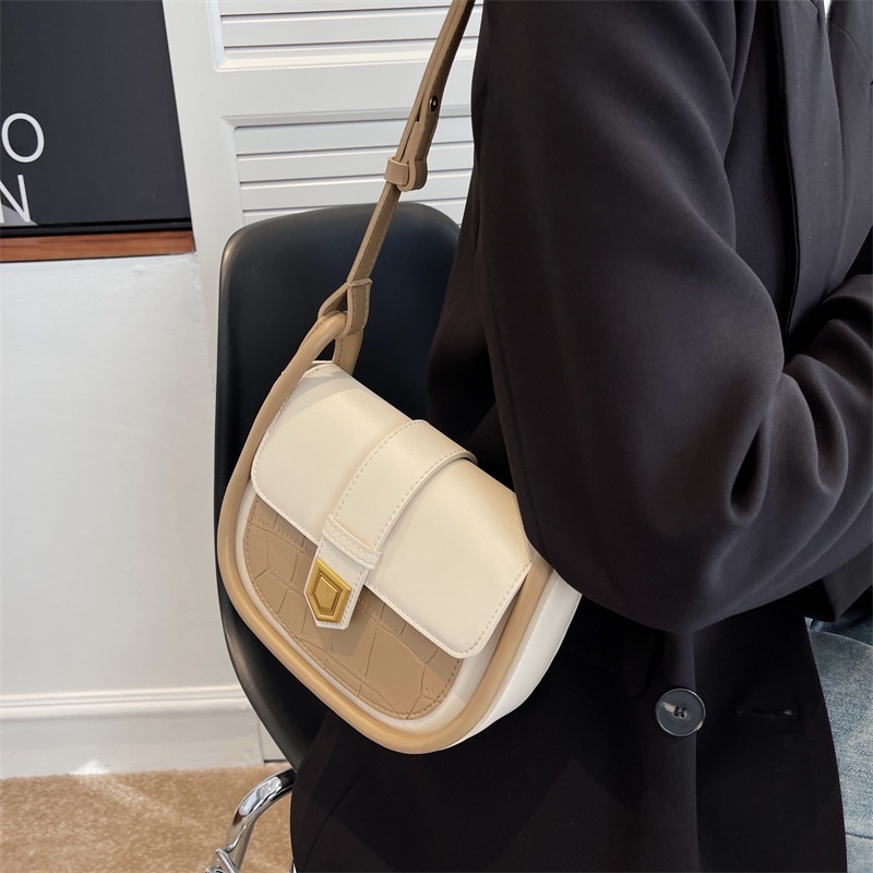 Túi xách nữ kẹp nách đeo chéo da mềm viền vòm khóa nhọn cao cấp CV35