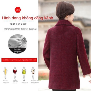 Mẹ mặc áo khoác len mùa đông