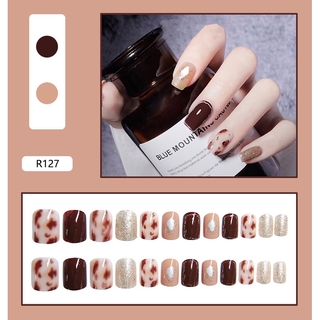 A box of 24 pieces false nails R127