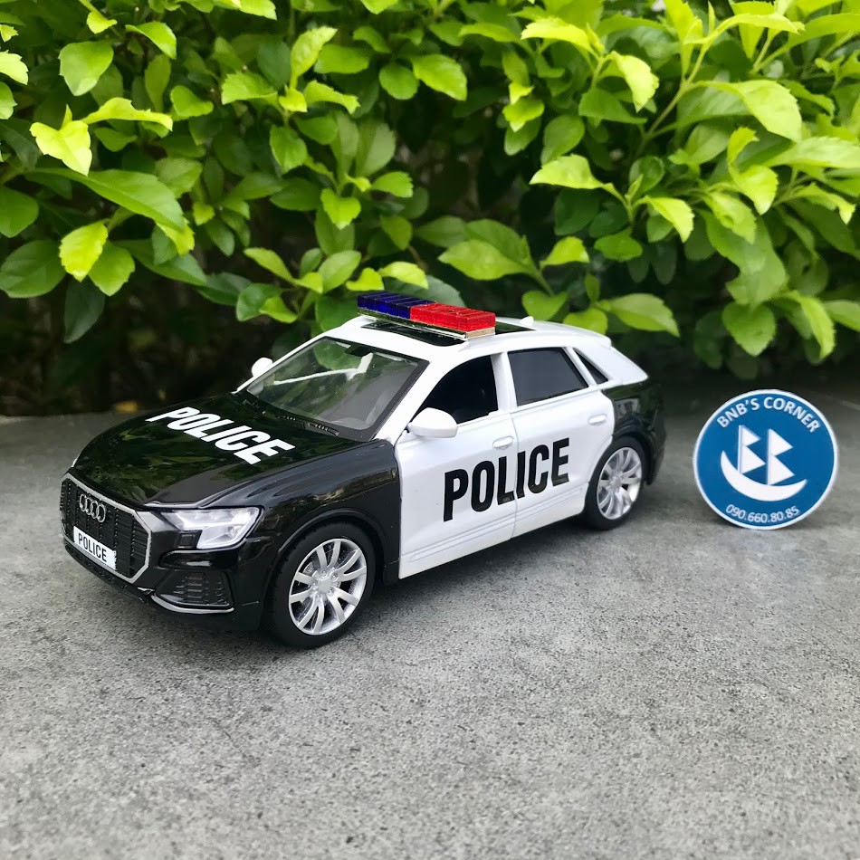 Mô hình đồ chơi xe cảnh sát Audi Q8 tỷ lệ 1:36 hãng Jackie Kim