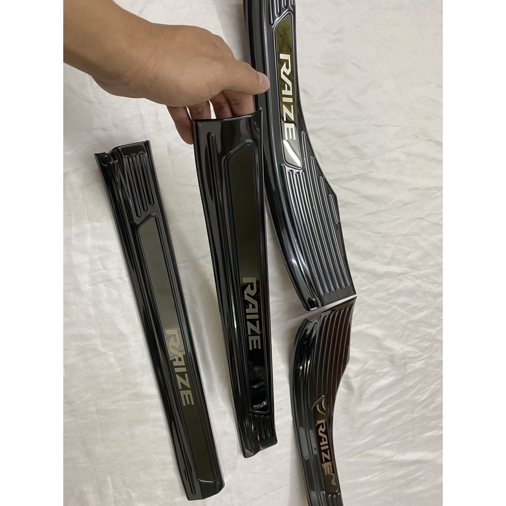 Ốp Bậc Cửa, Nẹp Bước Chân Toyota Raize 2021 - 2022, Vân TITAN Cao Cấp Tặng kèm keo dán hai mặt