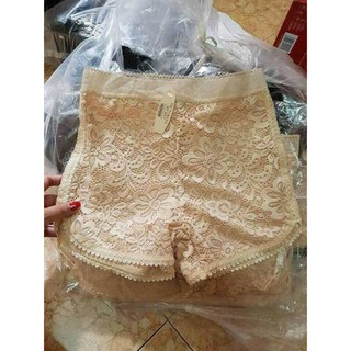 Quần đùi mặc váy ren hoa cúc 2 lớp sang chảnh