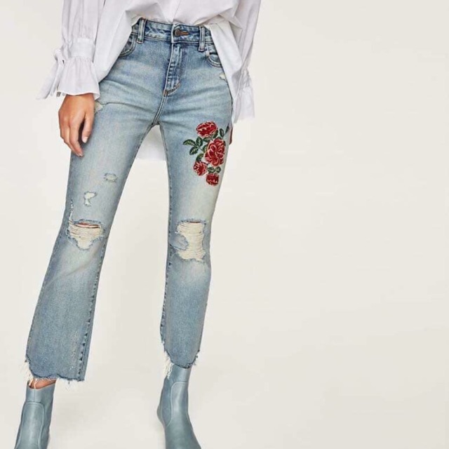 Zara size 34, auth size 34 nhỏ nhất,chất liệu jean thêu hoa- rách, used 1 lần. Màu xanh xanh, thêu hoa màu đỏ rách bụi!!