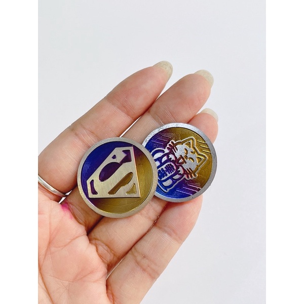 Logo titan tròn tổng hợp mẫu Doremon batman nhện movitar tem điện phân sắc xảo dán trang trí xe máy, laptop…