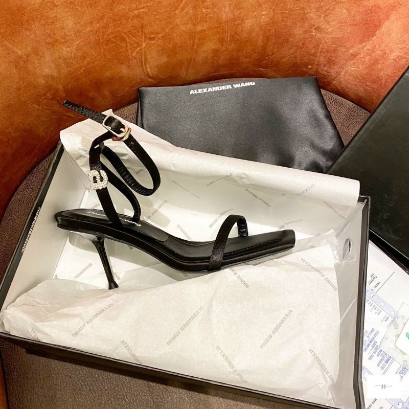 Guốc Wang màu đen.