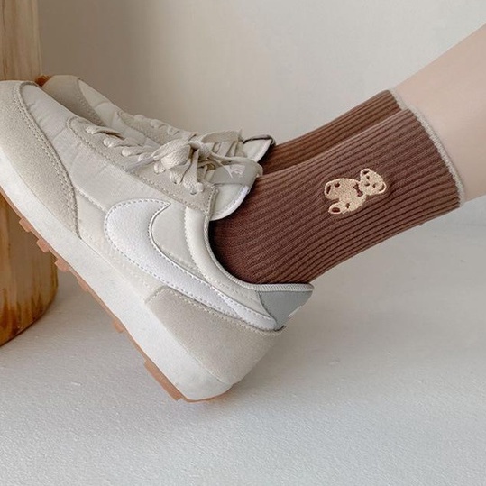 Tất, vớ nữ cổ cao phong cách Vintage họa tiết thêu gấu dễ thương nhiều màu Hàn Quốc Jelishop