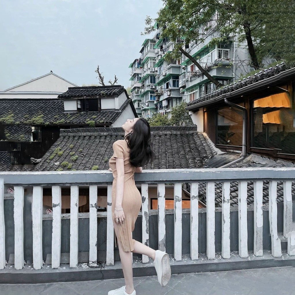 Đầm ôm body xẻ tà cổ sơ mi chất gân mịn, dày dặn tôn dáng
